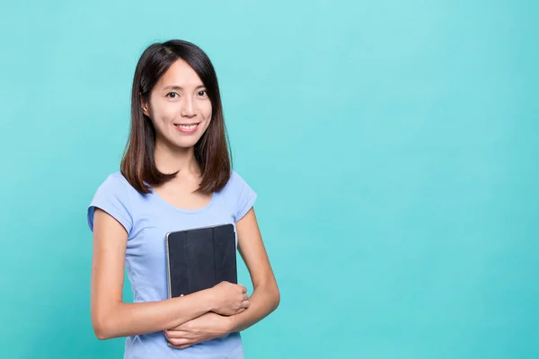 Genç öğrenci holding dijital tablet — Stok fotoğraf