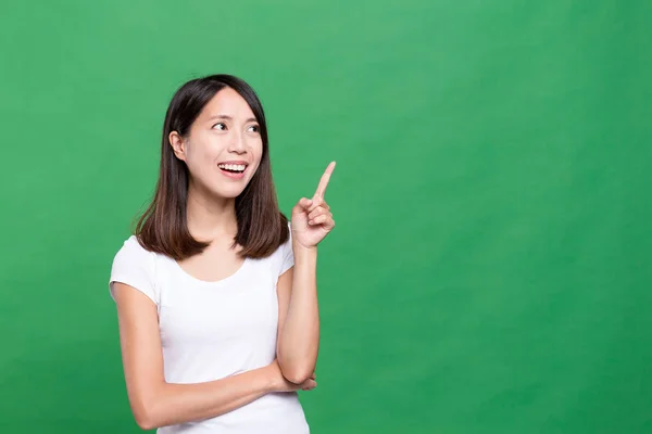 Mujer mirando el dedo señalando hacia arriba —  Fotos de Stock