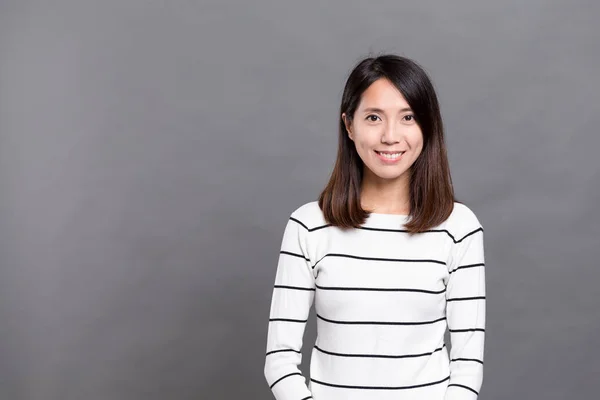 Joven asiático mujer sonriendo — Foto de Stock