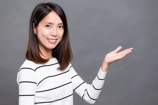 Mujer asiática mostrando la mano abierta — Foto de Stock