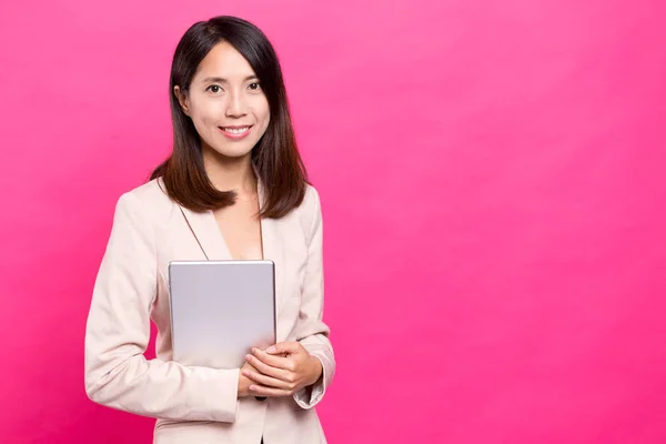 Asian businesswoman holding tablet computer — Stock Photo, Image