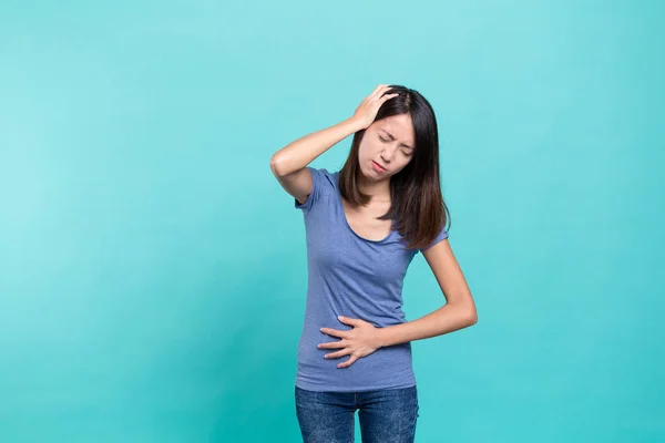 Donna soffre di mal di stomaco — Foto Stock