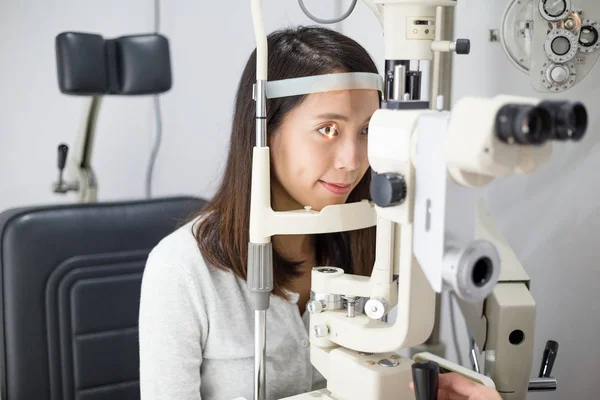 彼女の目の検査を持つ女性 — ストック写真