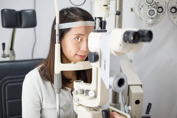 Γυναίκα που υφίστανται ιατρική εξέταση στο ο οφθαλμίατρος — Φωτογραφία Αρχείου
