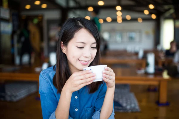 Femme profiter de son café — Photo