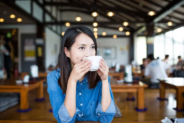 Jovem bebe com café — Fotografia de Stock