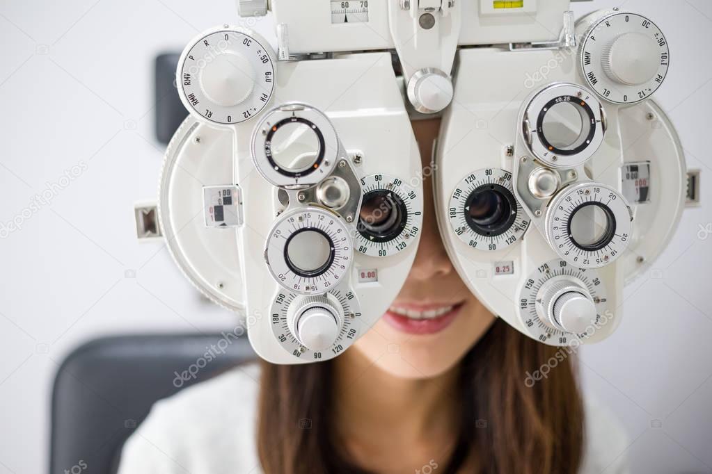 Woman unergo eyes test
