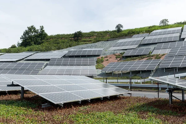 Painéis solares modernos — Fotografia de Stock