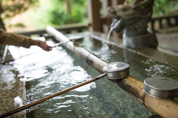 Cuchara de agua en santuario japonés — Foto de Stock