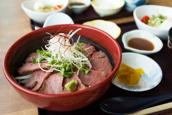 Σπάνια βόειο κρέας ρυζιού σε ιαπωνικό εστιατόριο — Φωτογραφία Αρχείου