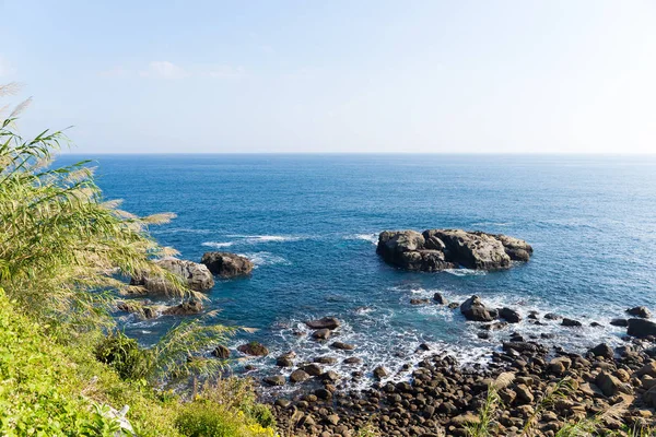 Vista sulla riva dell'oceano in Giappone — Foto Stock