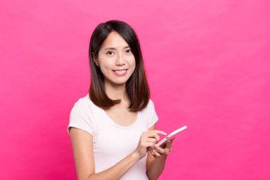 cep telefonu kullanan genç kadın