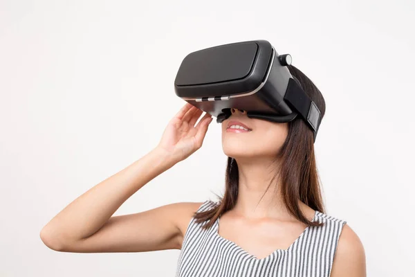 Kobieta korzystająca z zestawu słuchawkowego wirtualnej rzeczywistości — Zdjęcie stockowe