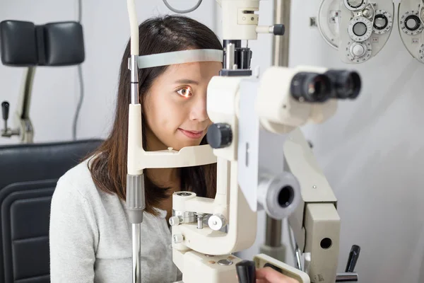 Kvinna checkar på hennes ögon — Stockfoto
