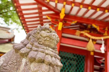 Aslan heykeli ile Japon Tapınağı