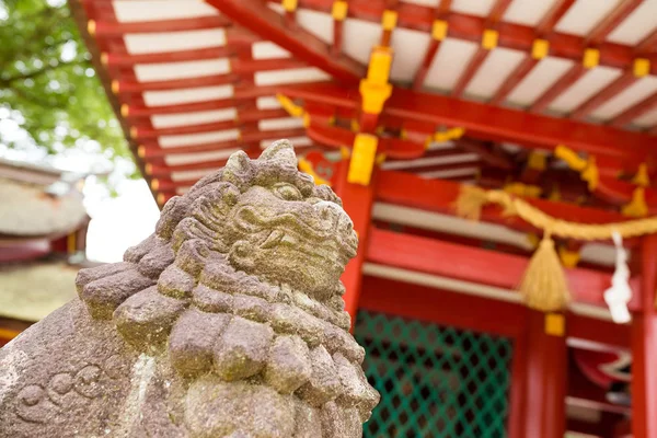 Japansk tempel med løve statue - Stock-foto
