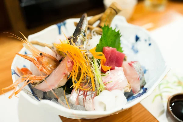 Japonez sashimi în castron pe masă — Fotografie, imagine de stoc
