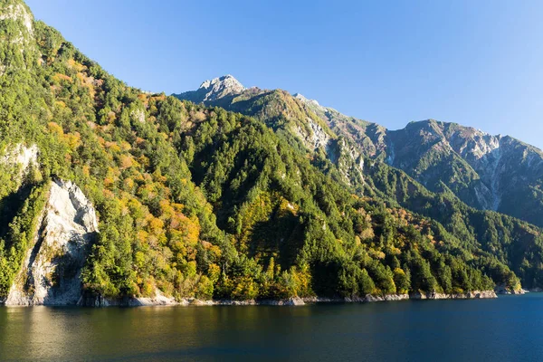 Води озера у Kurobe греблі — стокове фото