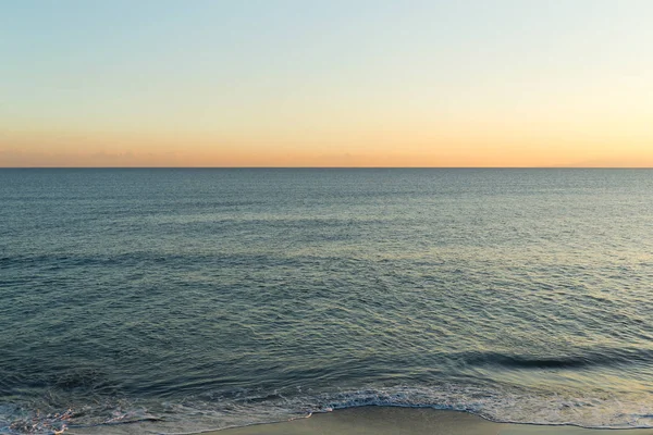 Κύματα της θάλασσας και το ηλιοβασίλεμα — Φωτογραφία Αρχείου