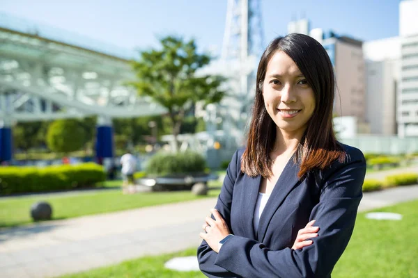Japonesa mujer de negocios sonriendo en ciudad —  Fotos de Stock