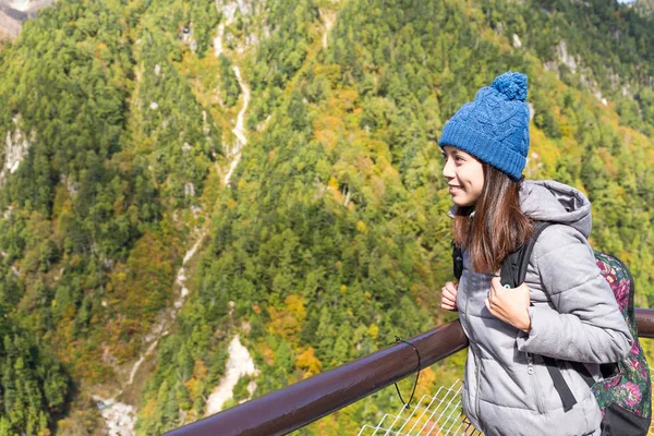 Asszony, látogatása Tateyama hegyekre Japánból — Stock Fotó