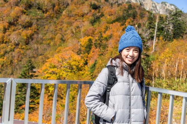 Fiatal nő látogatása Tateyama mountain — Stock Fotó