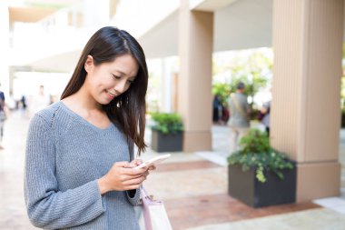 Alışveriş Merkezi cep telefonu üzerinde kadın manifatura