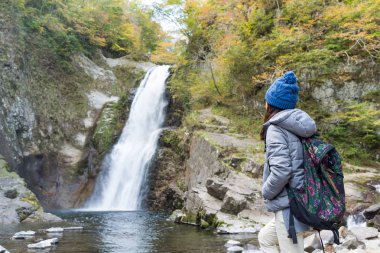 Orman iz ve şelale arayan kadın uzun yürüyüşe çıkan kimse