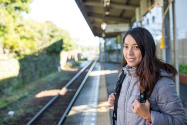 Bir tren bekleyen kadın
