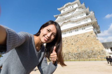 Himeji kale selfie çekmek için kamera tutan kadın