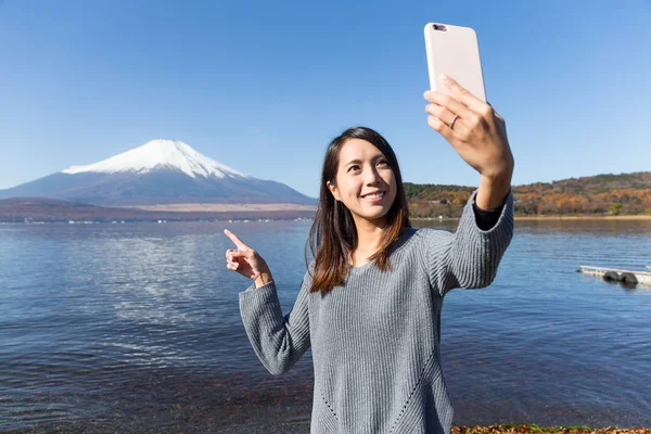 女人采取自拍照在山中湖 — 图库照片