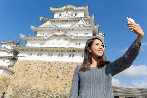 Kvinnan tar selfie med mobiltelefon i Himeji Castle — Stockfoto