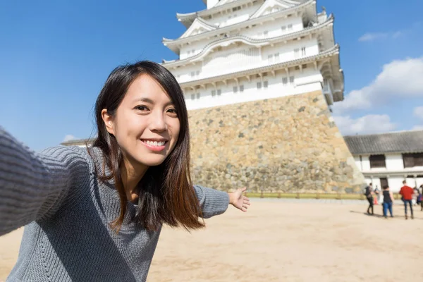 Mujer tomando fotos en el castillo de Himeji —  Fotos de Stock