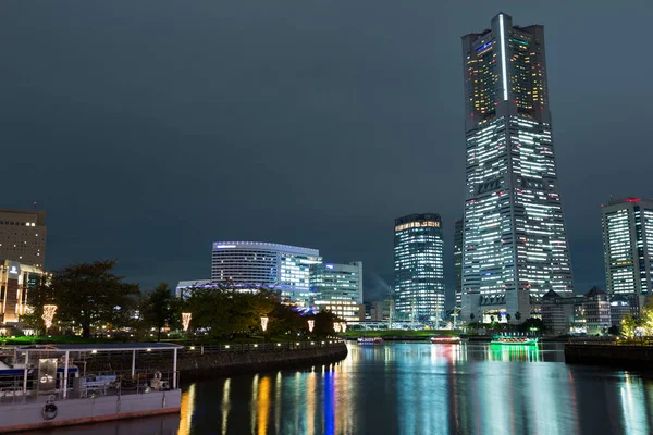 Cidade no Japão à noite — Fotografia de Stock