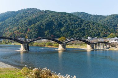 Ahşap kemer köprü Japonya'da