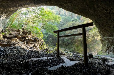 Mağaradaki Shinto tapınağı kapısı