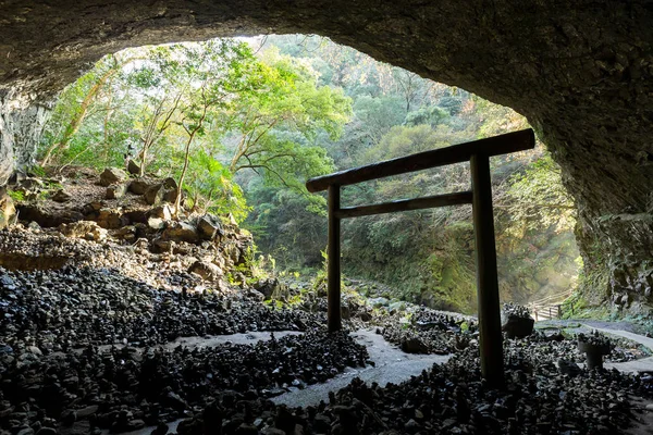 Santuário de Xintoísmo porta de entrada na caverna — Fotografia de Stock