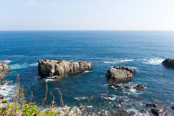 Veduta del paesaggio marino con rocce — Foto Stock