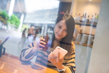 Kadın pencerenin içinde café aracılığıyla izlendi 