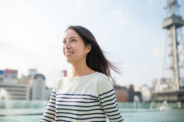 Nagoya city adlı yürüyen genç kadın