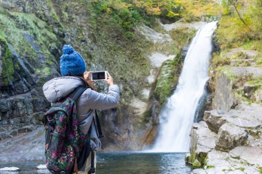 Kadın alarak fotoğraf Akiu Great Falls