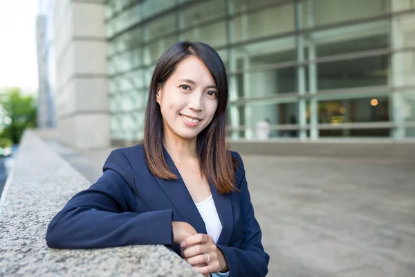 Asiatische Geschäftsfrau lächelt in der Stadt — Stockfoto