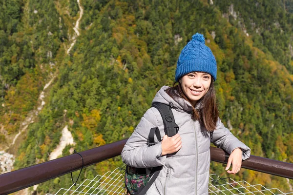 Mulher mochileiro viajingl no Japão — Fotografia de Stock