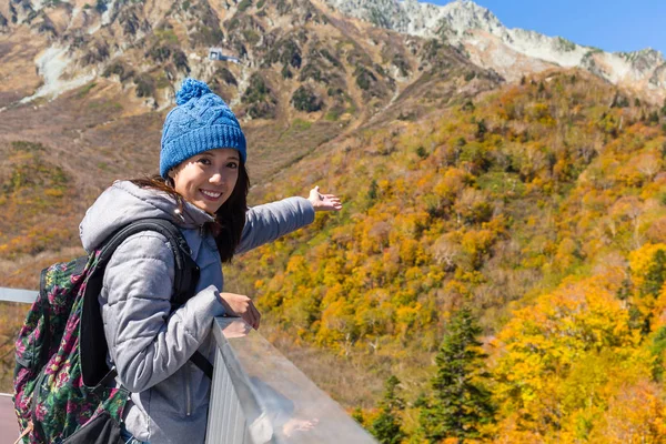 Женщина идти на гору Татеяма осенью — стоковое фото
