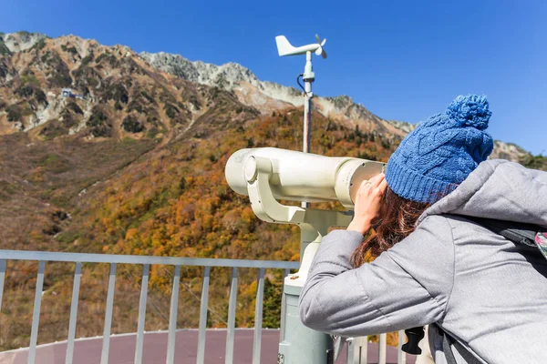 Woman viewing binocular in Tateyama mountain — Stock Photo, Image