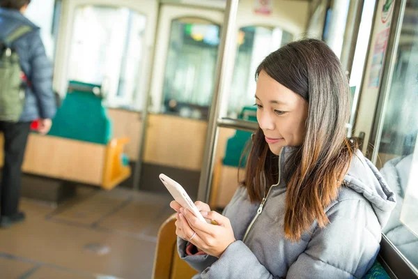 Žena pomocí mobil v kupé vlaku — Stock fotografie