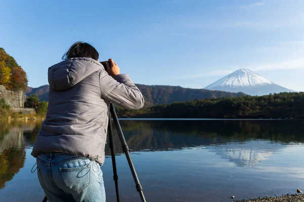 Nő fog fénykép mellett a Mount Fuji fényképezőgép — Stock Fotó