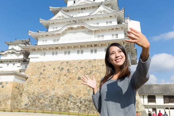 Himeji kale cellphone tarafından selfie alarak kadın