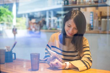 Kafede Smartwatch kullanan kadın