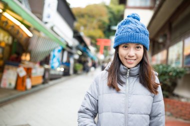 Kamakura içinde seyahat eden kadın